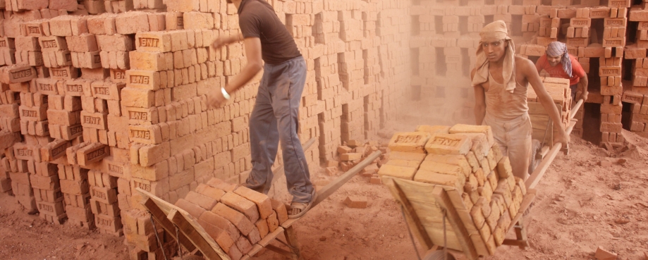 Bonded labour in an Uttar Pradesh brick kiln ©ILO