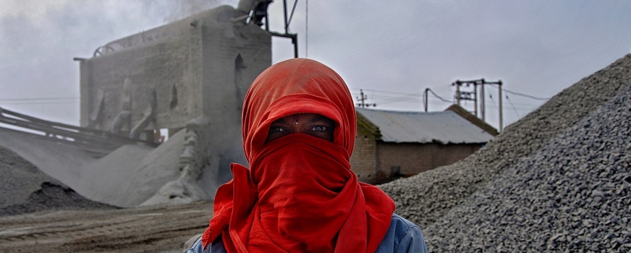 Woman worker at a cement factory in India © ILO Joydeep Mukherjee