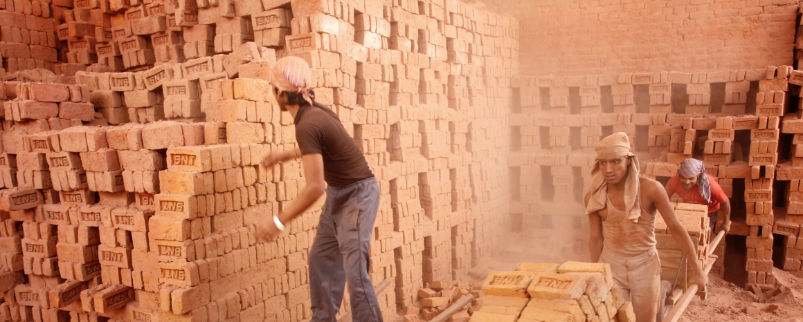 Bonded labour in an Uttar Pradesh brick kiln ©ILO