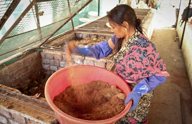 India’s SWaCH waste picker cooperative provides daily collection and composting of organic waste to many residents across the city of Pune. Photo credit: Taylor Cass Talbott