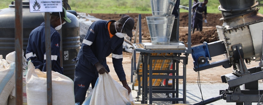 Workers collecting fibres at the Sanergy biochar facility in Kenya. Photo credit: Henrique Pacini, UN Trade and Development.