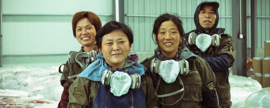 Chinese metal industry workers courtesy of the ILO Chinese metal industry workers courtesy of the ILO