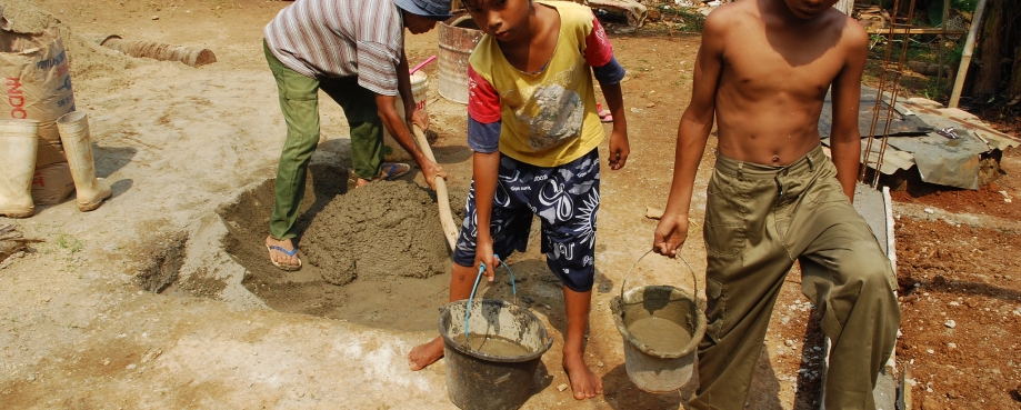 Child construction workers in Indonesia courtesy of ILO/Asrian Mizra