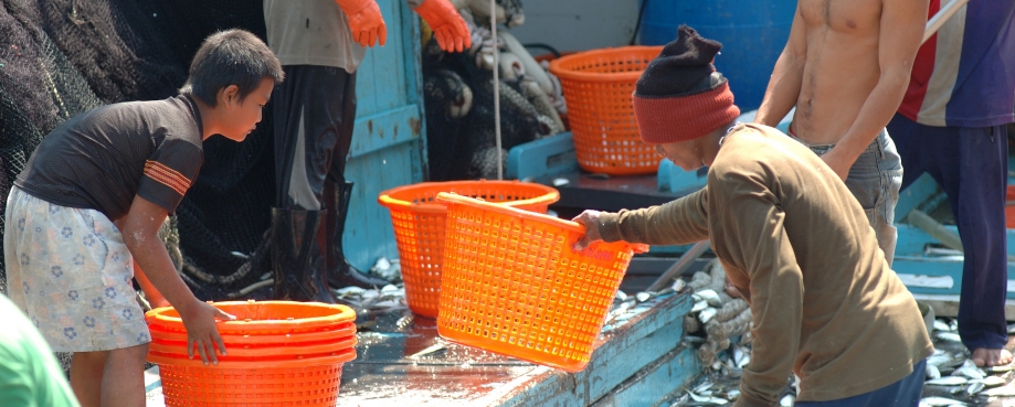 Burmese migrant workers on a Thai boat in Mahachai © ILO-Thierry Falise