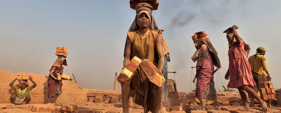 India Women working in a brick kiln ©ILO Joydeep Mukherjee