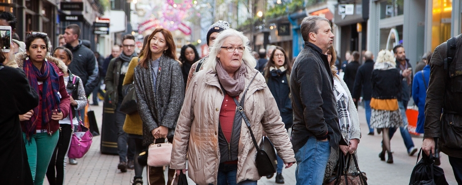 London shoppers courtesy of Shutterstock/Dinendra Haria