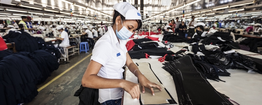 Vietnamese garment worker pinning trousers © ILO Aaron Santos