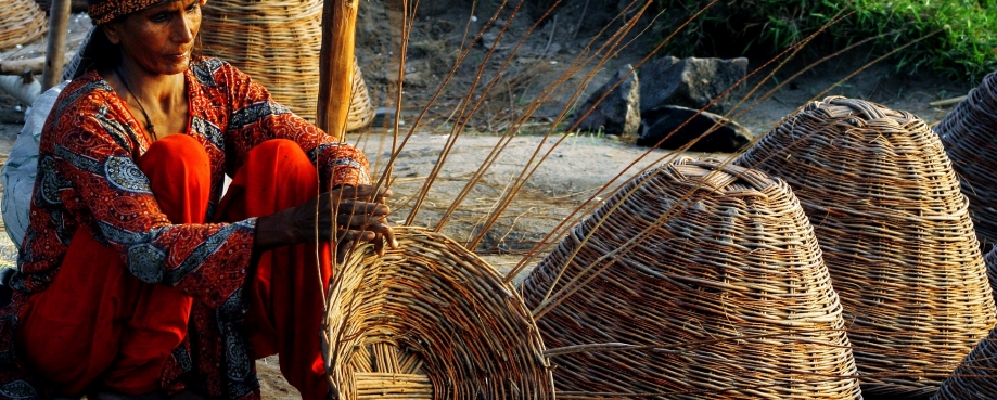 A women making baskets © ILO-Khalil-ur-Rehman Waleed 