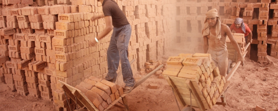 Bonded labour in an Uttar Pradesh brick kiln ©ILO Bonded labour in an Uttar Pradesh brick kiln ©ILO