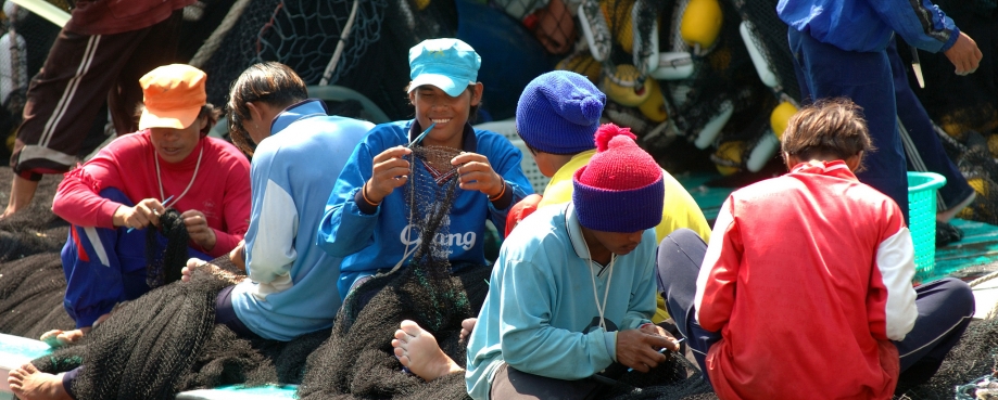 Burmese migrants working on a Thai boat in Mahachai port ©ILO-Thierry Falise