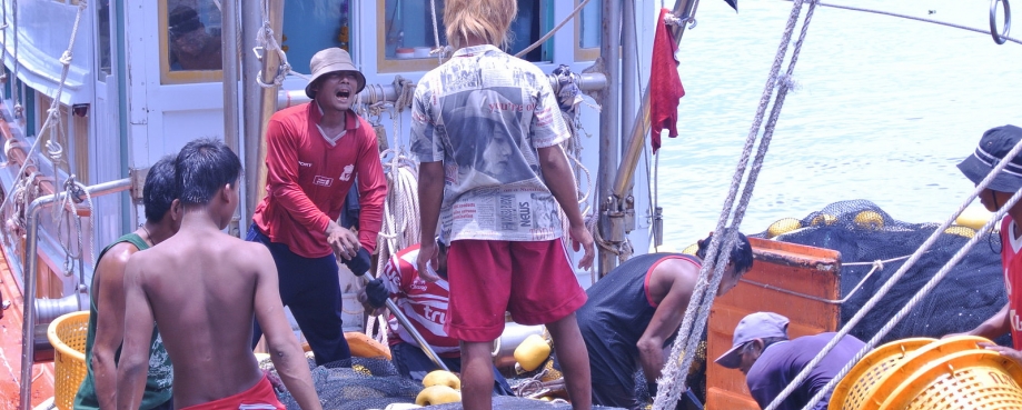 Migrant workers working on a Thai boat, Samut Sakhon, Thailand. Photo: ILO