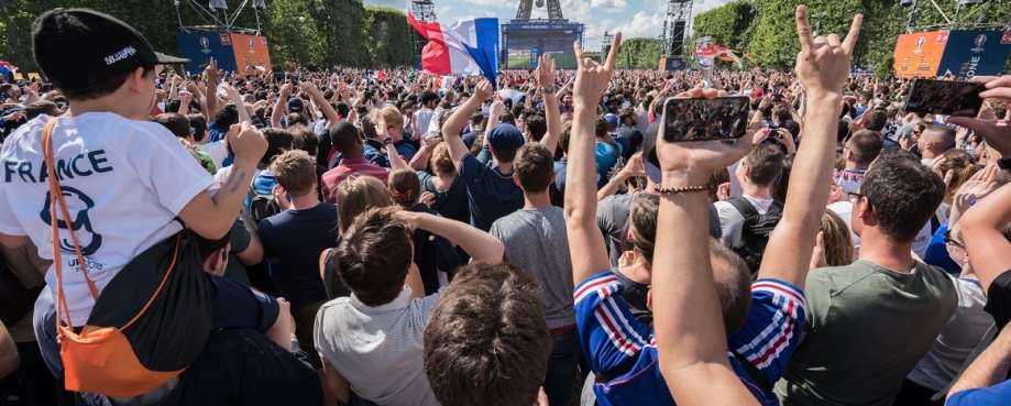 Supporters inside the Eiffel Tower fan zone: Frederic Legrand - COMEO / Shutterstock.com