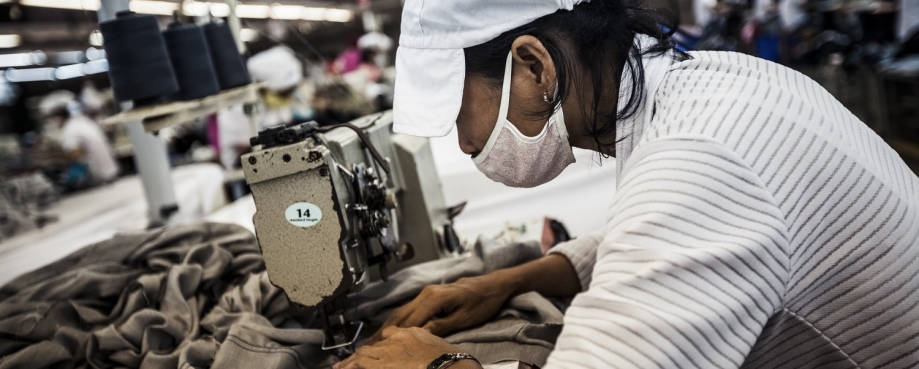 Garment factory worker © ILO-Aaron Santos