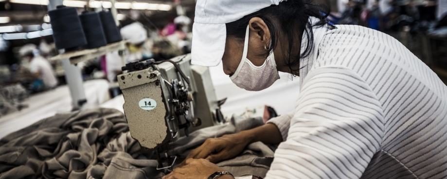 Garment factory worker © ILO-Aaron Santos Garment factory worker © ILO-Aaron Santos