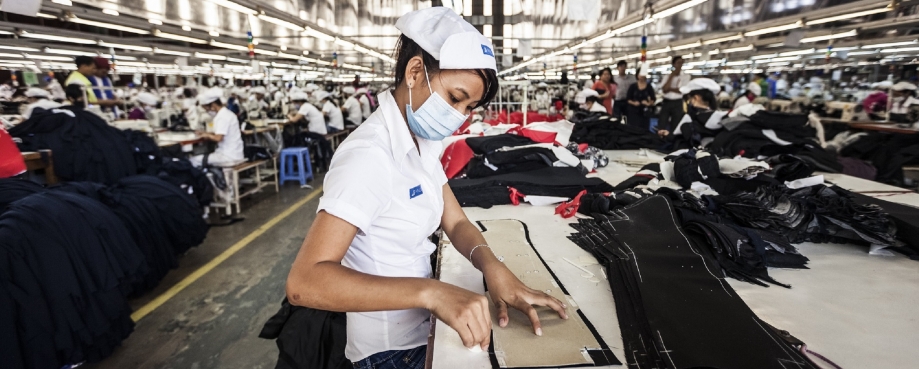 Woman pinning trousers in Vietnamese factory ©ILO/Aaron Santos