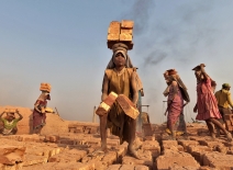 India Women working in a brick kiln ©ILO Joydeep Mukherjee
