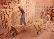 Bonded labour in an Uttar Pradesh brick kiln ©ILO