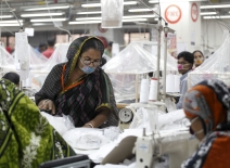 Garment worker Bangladesh ©ILO