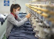 Lao garment worker ©ILO-Jean Pierre Pellissier
