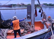 Migrant worker on a Thai boat in Samut Sakhon © ILO