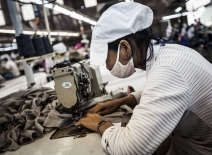 Garment factory worker © ILO-Aaron Santos